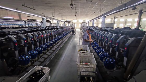 100% Poliéster NE32/1 Anel de fio de espuma para tecelagem / tricô cânhamo cinza macio e liso