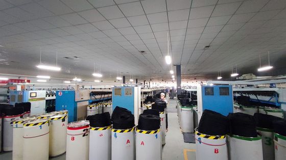 19 Poliéster de resistência NE40/1 Anel de fio espumado para tecelagem / tricô em preto especial